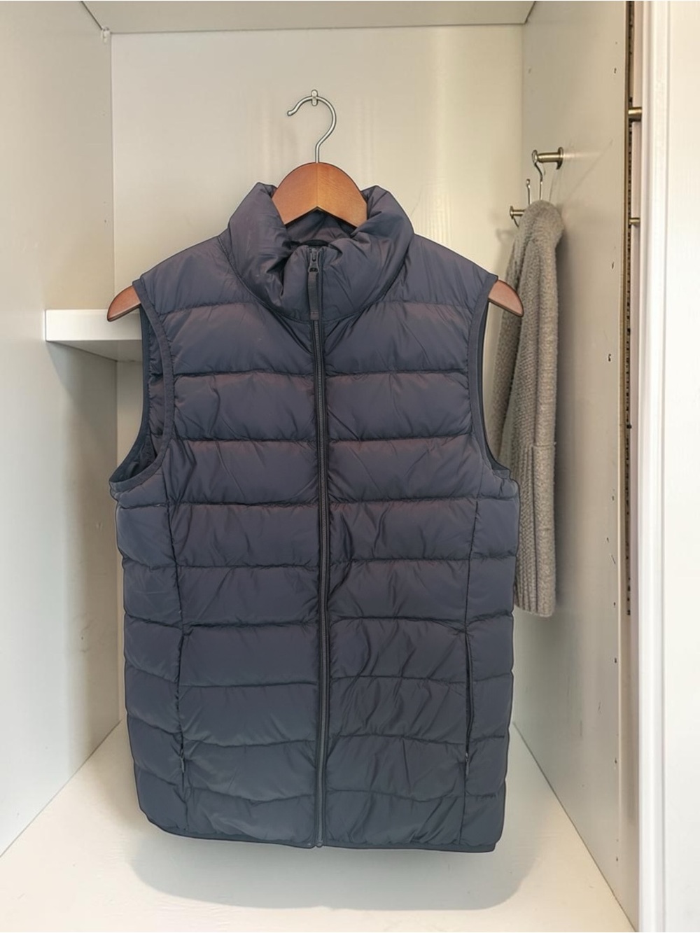 Quince Lightweight Down Packable Puffer Vest in navy, women’s size Medium. NWT - Picture 2 of 14